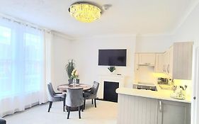 Spacious 3 Bed Flat Near The Sea With Parking